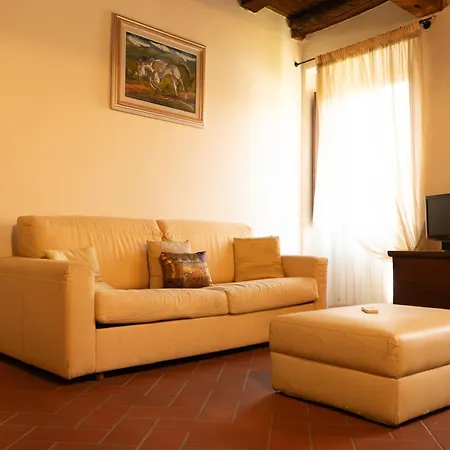 Charming Historic By Ponte Vecchio Apartment Florenz