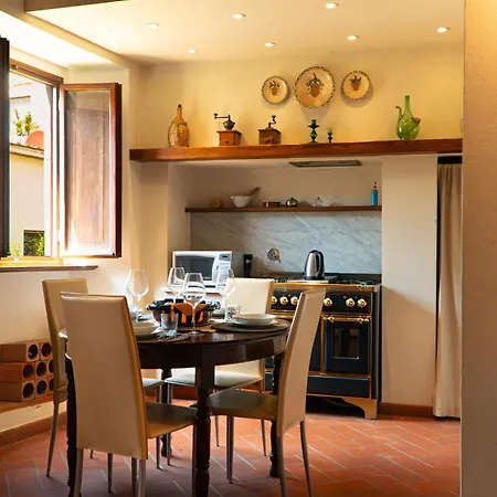 Charming Historic By Ponte Vecchio Apartment Florenz